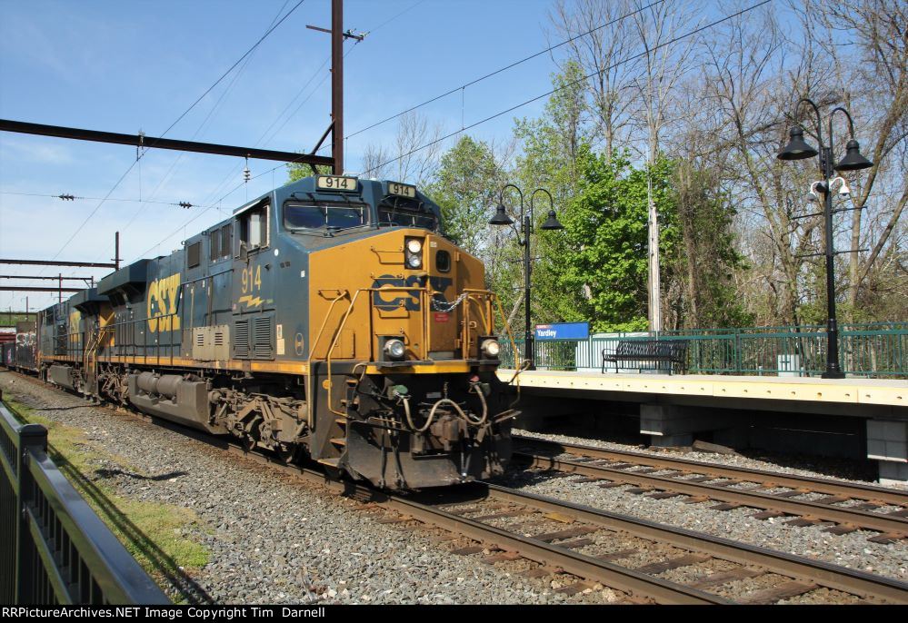 CSX 914 leader on Q404